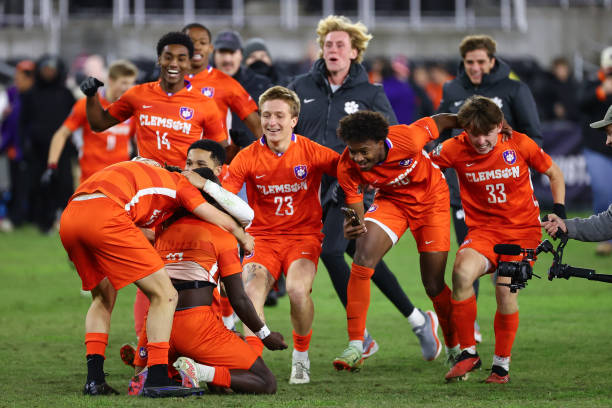 两连败，北京男篮2外援21中6，范子铭多次空篮不进 排名已跌出前8.